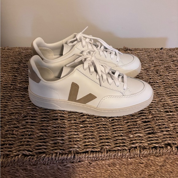 Veja leather sneakers Size 8. Never worn. Past return time. Don’t fit. - Picture 2 of 4